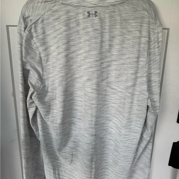 Under Armour Gray Sweatshirt Lightweight Athletic Hoodie. - Picture 2 of 4
